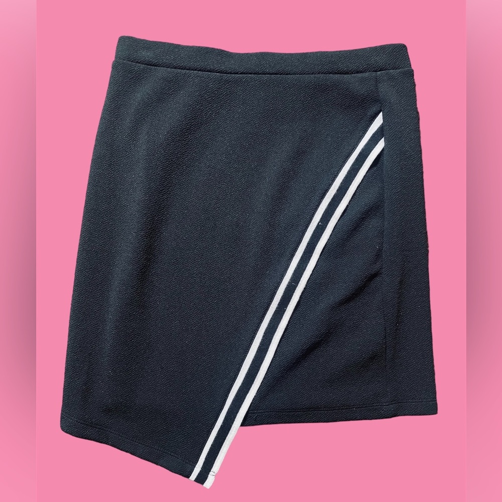 2pc Matching Set Varsity Crop Top & Skirt Stripe Pattern - Picture 6 of 6